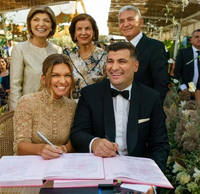 Prima rochie, cea bej, aparține casei de modă Dior