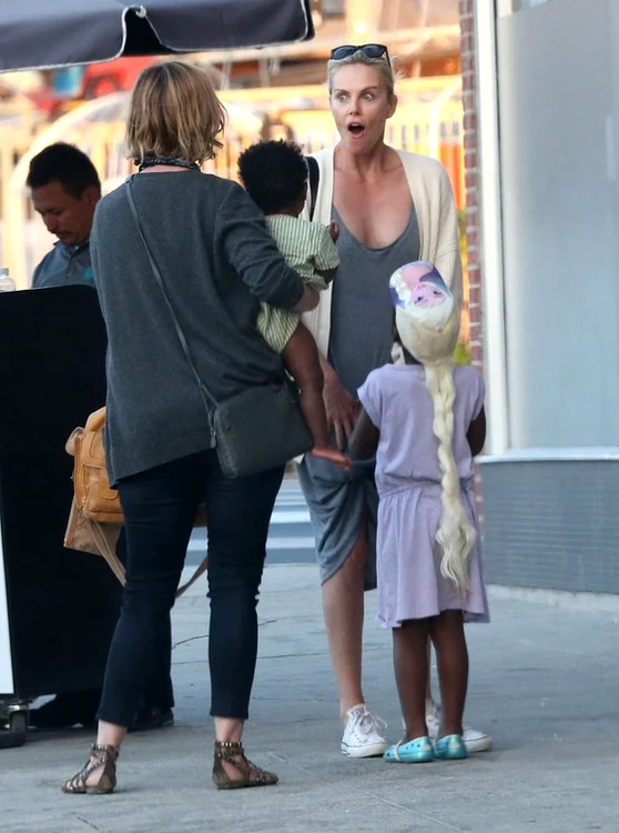Charlize Theron îi face pe plac fiului ei adoptiv, care preferă hainele de fete 
