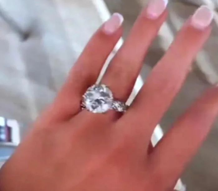 Inelul cu diamant de 10 carate care a apărut pe rețelele de socializare FOTO: FB
