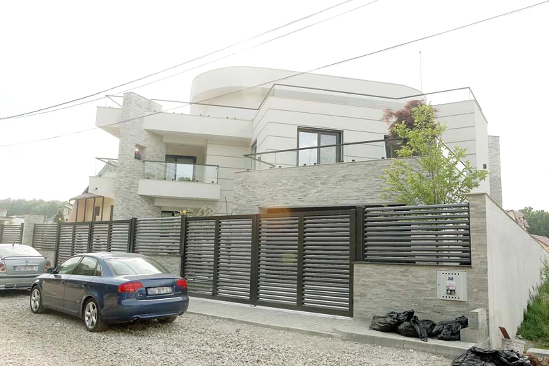 Deşi arată ca o fortăreaţă, vila din Piteşti a soţilor Cristescu a  fost o “jucărie” pentru Bebe