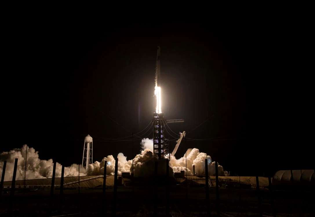 Ruşinică: NASA trimite  în cosmos poze cu  oameni în pielea goală