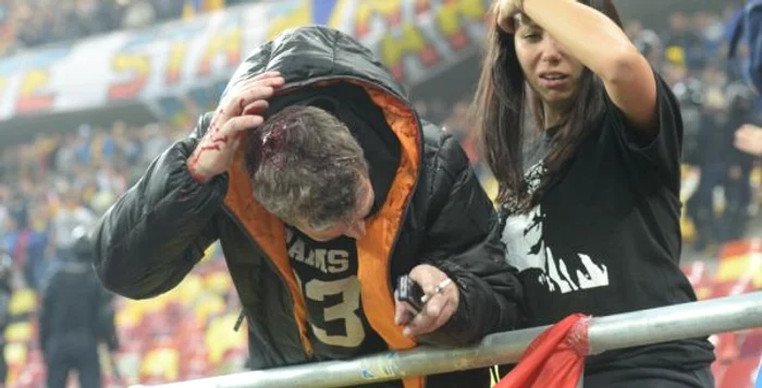 Unui fan i.a fost spart capul in peluza 