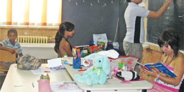 Copiii rromi învaţă la Şcoala de vară alfabetul