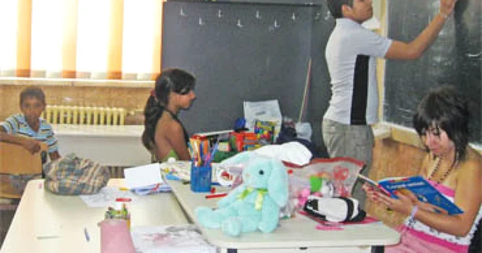 Copiii rromi învaţă la Şcoala de vară alfabetul