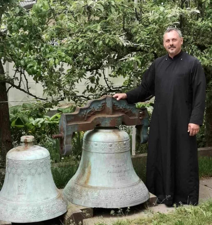 Preotul din Olari este cunoscut pentru pasiunea pe care o are pentru clopote FOTO arhivă personală 