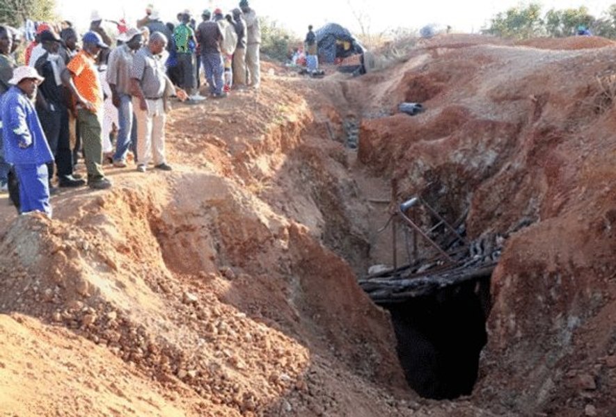 Cel puțin șase persoane au murit și alte 15 sunt prinse în dărâmăturile unei mine prăbușite din Zimbabwe.
