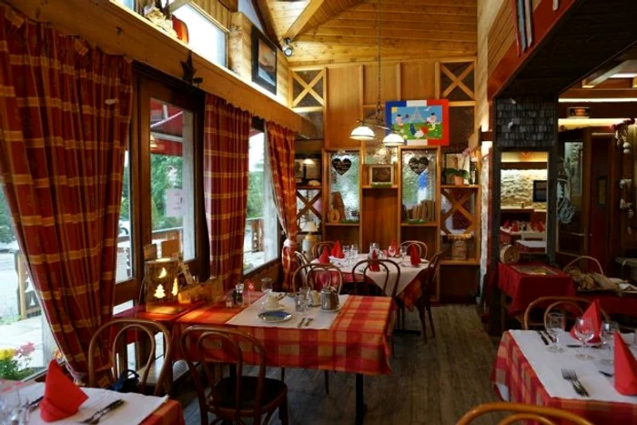 La restaurant poți alege între specialitățile franțuzești și cele elvețiene
