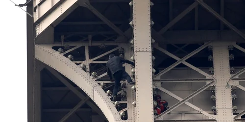 barbat escaladeaza turnul eiffel FOTO EPA-EFE