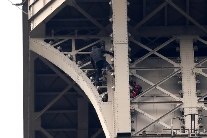 Un barbat escaladeaza Turnul Eiffel FOTO EPA-EFE