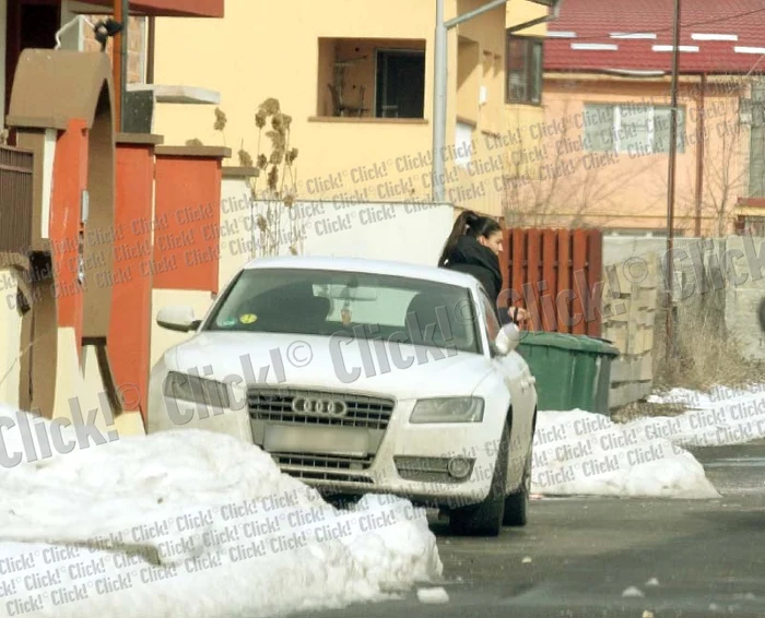 Timp de un an, Andreea va merge cu semnele „lămâițe” în geam, pentru a atrage atenția că este începătoare în trafic (FOTOGRAFII: BLITZ)