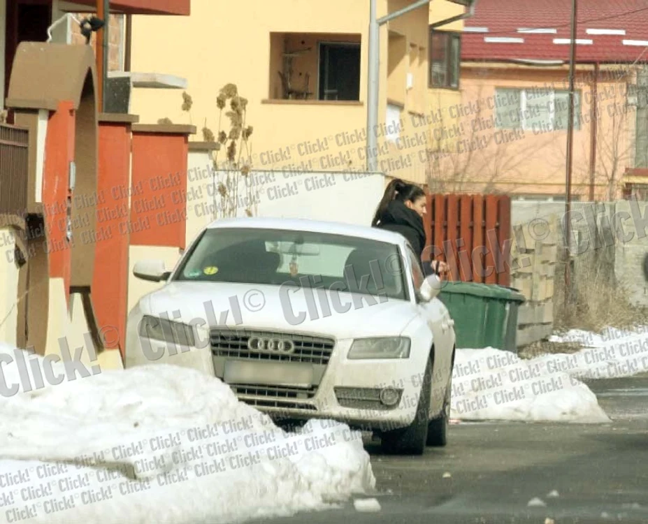 Timp de un an, Andreea va merge cu semnele „lămâițe” în geam, pentru a atrage atenția că este începătoare în trafic (FOTOGRAFII: BLITZ)