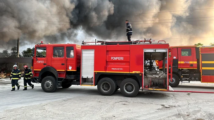 Incendiu la un depozit din Glina