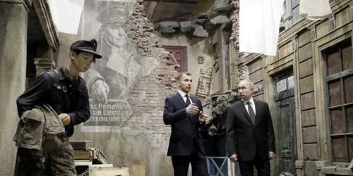 Vladimir Putin la expoziţia Memoria vorbeşte. Drumul războiului din Sankt Peterburg/18 ianuarie 2020 FOTO EPA-EFE