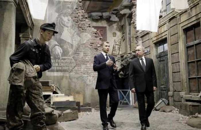 Vladimir Putin la expoziţia Memoria vorbeşte. Drumul războiului din Sankt Peterburg/18 ianuarie 2020 FOTO EPA-EFE