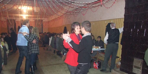 Sebastian Vaida s-a distrat pe cinste alături de soţia sa la balul organizat în cinstea lui şi a colegilor pompieri 