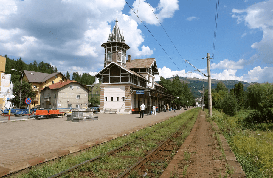 Copil în stare gravă, după ce a fost lovit de tren în zona Gării Vatra Dornei Băi. Medicii încearcă să-i replanteze piciorul