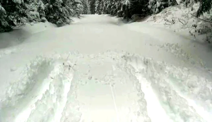 Potrivit salvamontişilor, nu se poate înainta, în prezent, din cauza stratului mare de omăt, de aproximativ 25 de centimetri.