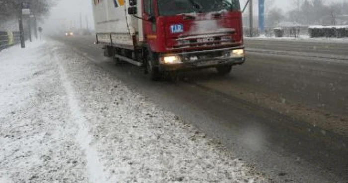 Traficul este îngreunat din cauza ninsorii