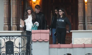 Mai 2019  Fotoreporterii Click! l au surprins pe omul de afaceri, alături de iubită şi de fiicele din prima căsătorie, în bijuteria de casă dintr o zonă de lux a Capitalei jpeg