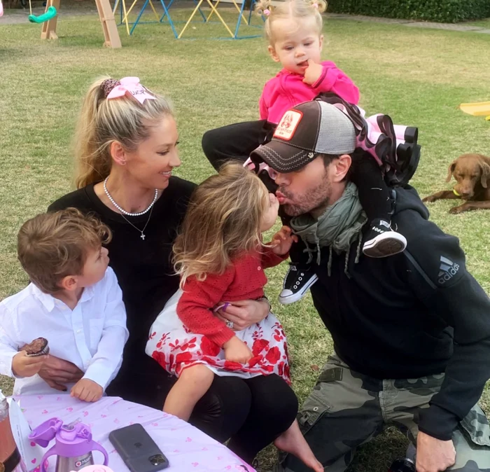 Anna Kournikova, Enrique Iglesias și copiii, Instagram png