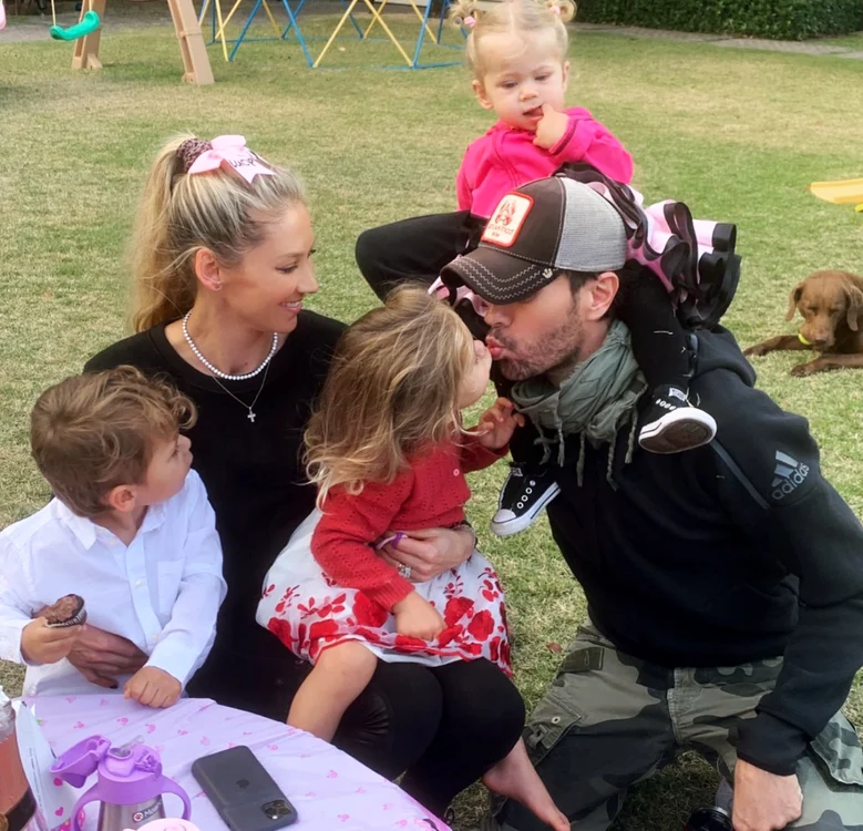 Anna Kournikova, Enrique Iglesias și copiii, Instagram png