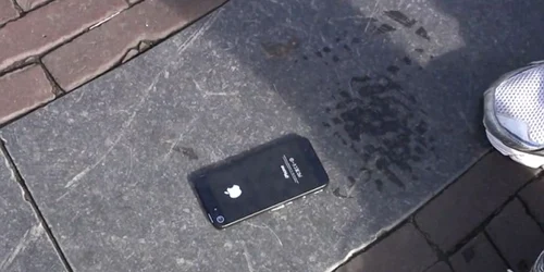 Primul iPhone din Olanda s-a dovedit inutilizabil FOTO: Captură YouTube