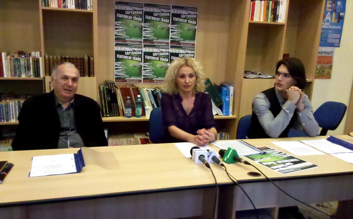 Paul Chiribuţă, Gina Chivulescu şi Vlad Trifaş, iniţiatorii Săptămânii Teatrului Tânăr   FOTO: I. Bunilă