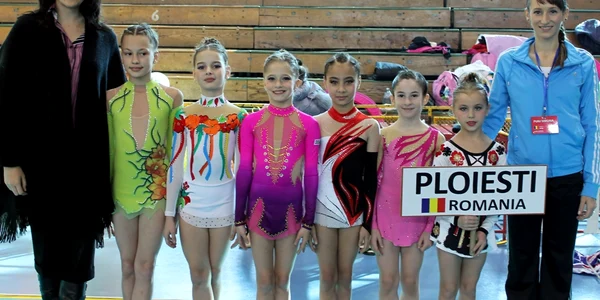 Liliana Băescu (stânga) și Simona Bădiceanu (dreapta), alături de gimnastele „de aur“  (foto: CSM Ploiești)