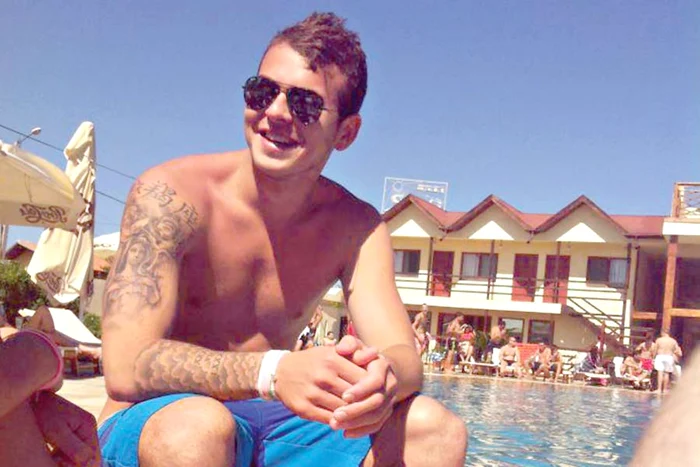 Adversarii îi iau cu greu mingea jucătorului legitimat la Viitorul (Foto: Mediafax)