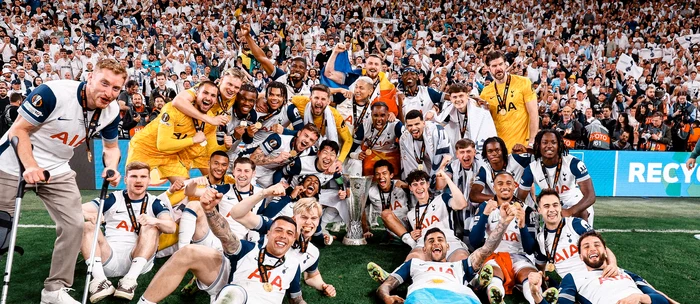 Radu Drăgușin a pus „vârf” găștii bucuroare, cu tricolorul pe umeri FOTO Facebook Tottenham Hotspur