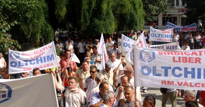 400 de salariati ai Oltchim au ieşit în faţa societăţii ca să-şi exprime nemulţumirea