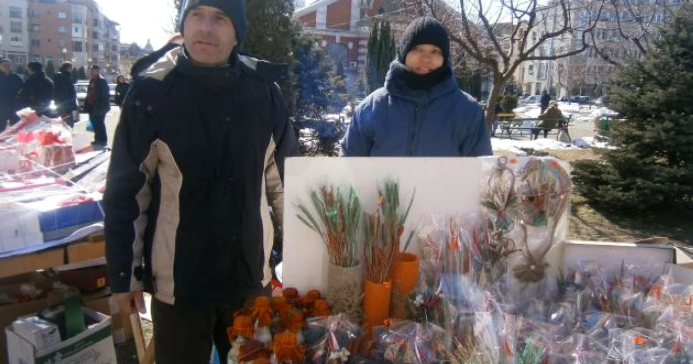  Familia Meteleaucă face bani din mărţişoare artizanale