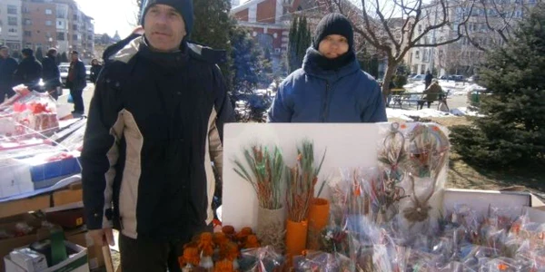  Familia Meteleaucă face bani din mărţişoare artizanale