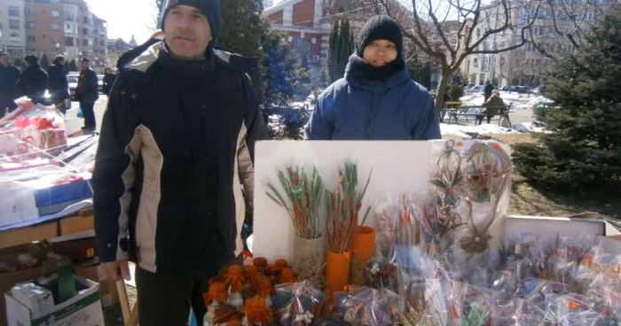 Familia Meteleaucă face bani din mărţişoare artizanale