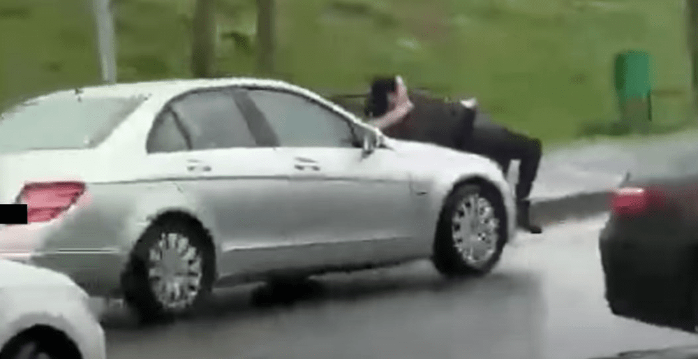 Femeie luată pe capotă de o șoferiță după o ceartă în trafic. Imagini halucinante VIDEO