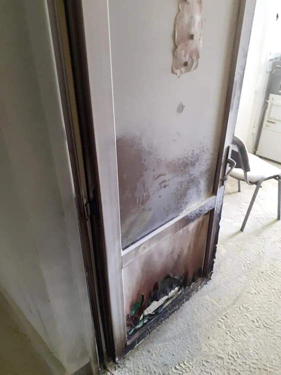 Piromanul a incendiat ușa de la biroul primarului FOTO ISU Vaslui