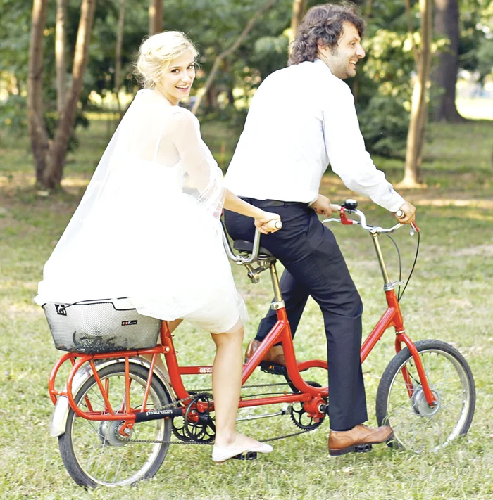 Dana şi Radu au sosit la cortul  de nuntă pe o bicicletă  cu două locuri