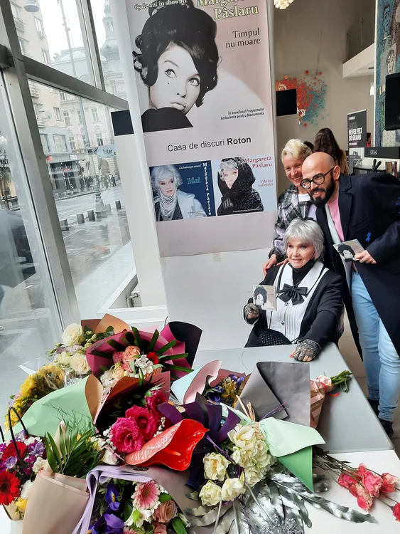 Margareta Paslaru a dat autografe si a facut poze/ foto Click!
