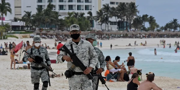 soldati inarmati pe plajele din mexic. foto afp