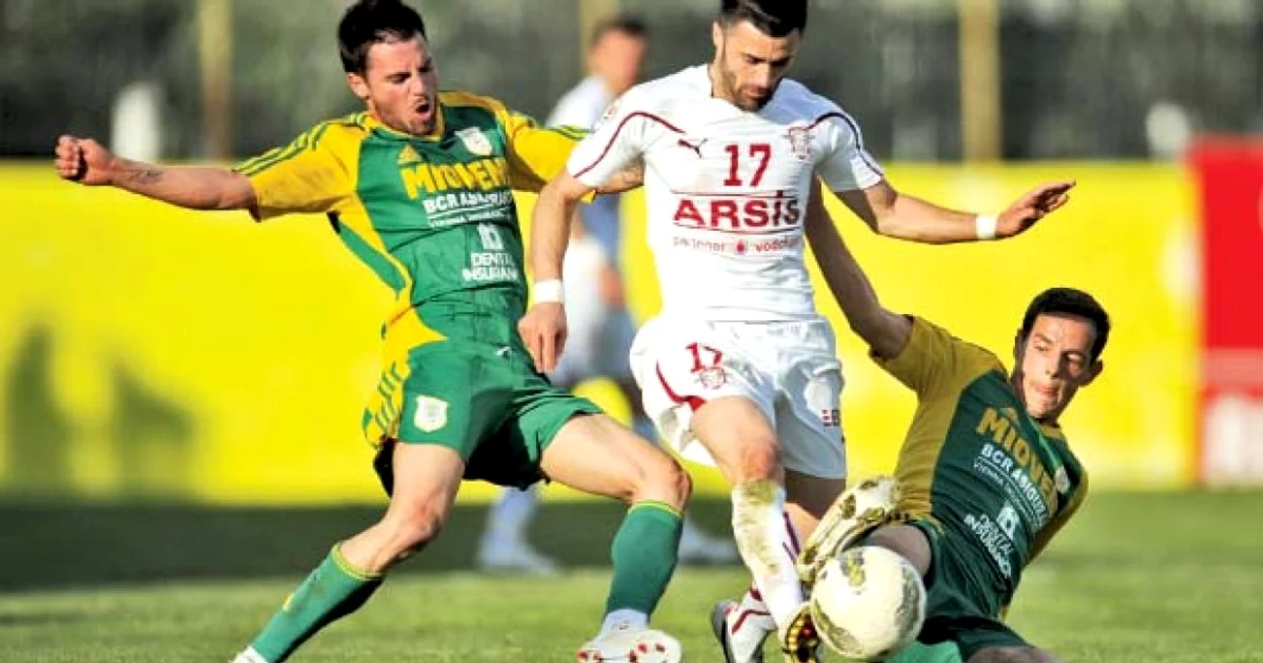 Rapidistul Creţu (în alb) s-a chinuit să treacă de fotbaliştii Mioveniului
