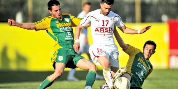 Rapidistul Creţu (în alb) s-a chinuit să treacă de fotbaliştii Mioveniului