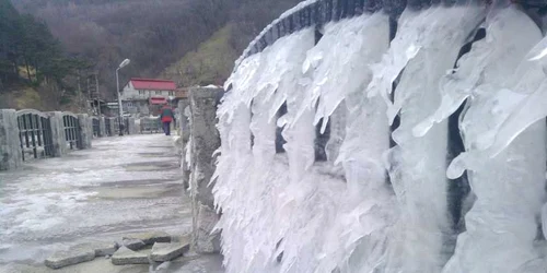 Vant puternic Cosava Lacul Mare foto Gigi Chiran