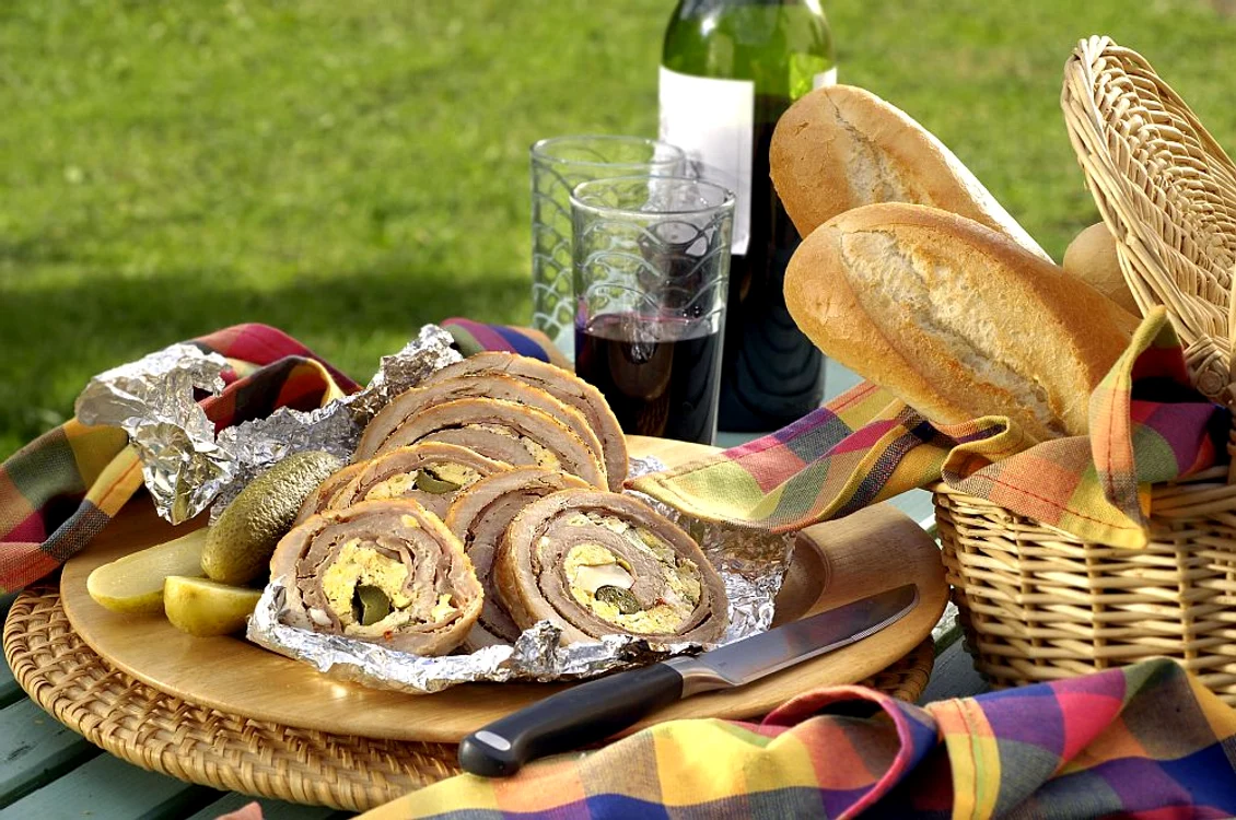 rulada din pulpa de porc cu branza si legume jpeg