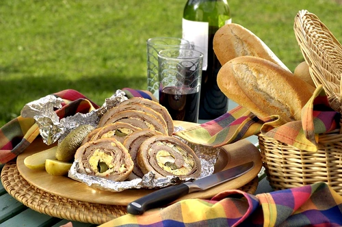 rulada din pulpa de porc cu branza si legume jpeg