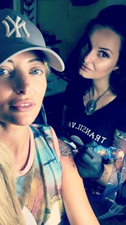 Înainte de a urca pe scenă, Delia s-a tatuat la un salon renumit din Sibiu