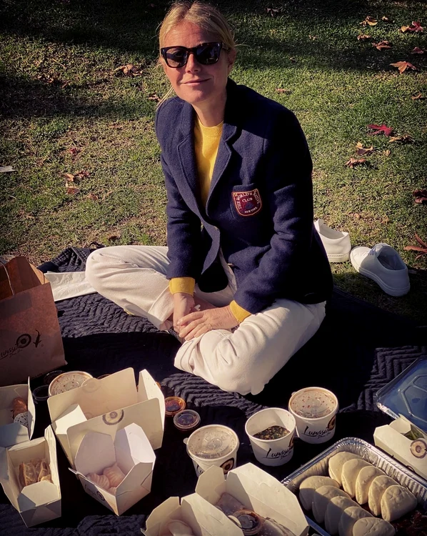 Gwyneth Paltrow şi  Brad Falchuk au mâncat  cu beţigaşele, în parc