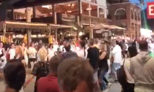 În fața unei terase,  oamenii au încins o horă png