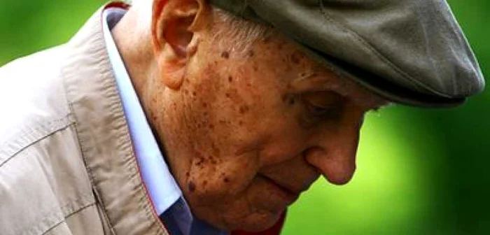 Bătrânul şi-a lăsat banii pe mâna hoţilor