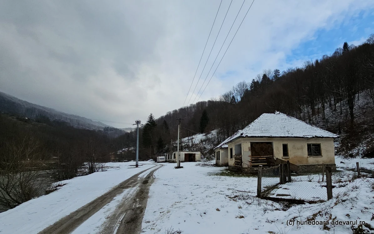 Fosta gară din Grădiștea de Munte. Foto: Daniel Guță. ADEVĂRUL