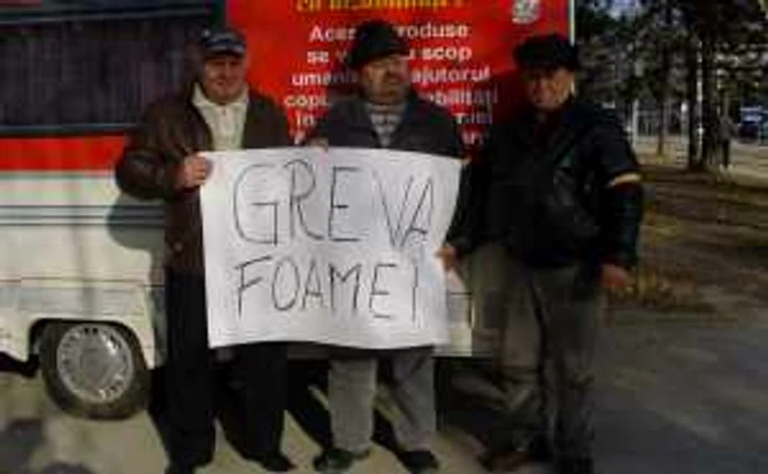 Victor Noghia (mijloc), alături de doi colegi revoluționari